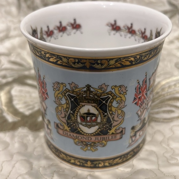 Harrods - the Queen’s diamond jubilee croebrations edition - Picture 2 of 5